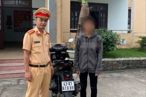 Xử phạt thanh niên buông hai tay chạy xe máy trên đèo Hải Vân