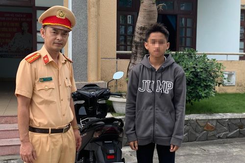 Thanh niên chạy xe thả 2 tay đổ đèo Hải Vân để quay TikTok
