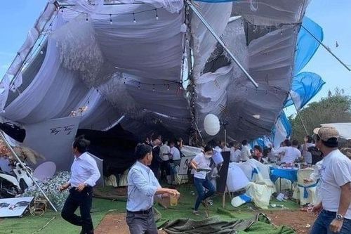 Lốc xoáy thổi tung rạp đám cưới, khách hoảng sợ chạy thoát thân