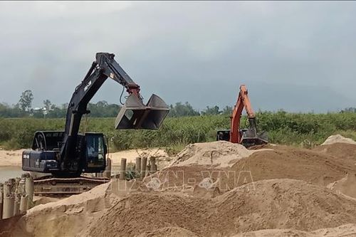 Tập trung tháo gỡ vướng mắc để triển khai các dự án đường bộ cao tốc và bất động sản