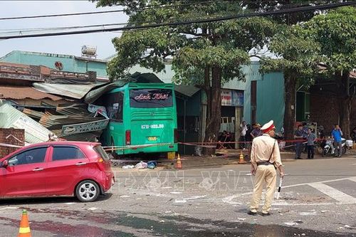 Xe khách đâm vào nhà dân ở Pleiku khiến 2 người tử vong, nhiều người bị thương