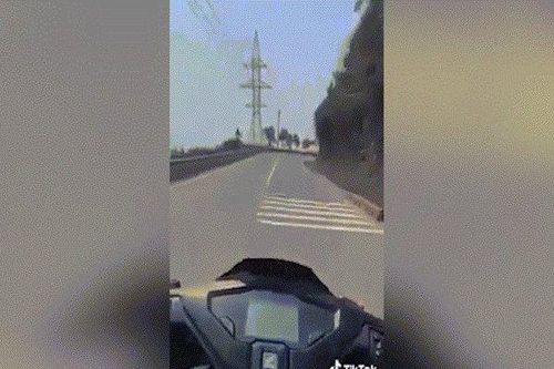 Thót tim cảnh thanh niên chạy xe máy thả 2 tay khi đổ đèo Hải Vân