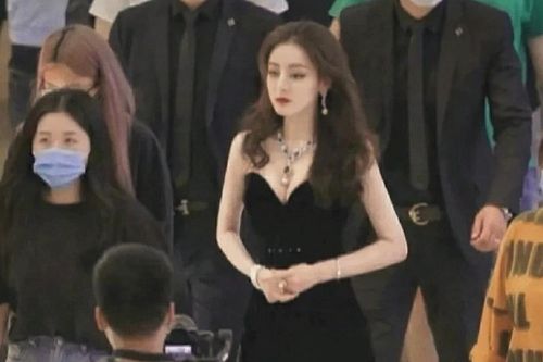 So kè khí chất minh tinh của dàn sao Hoa ngữ: Địch Lệ Nhiệt Ba đúng chuẩn 'hạc giữa bầy gà'