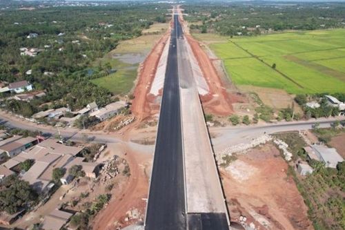 Thủ tướng chỉ đạo tập trung gỡ vướng mắc các dự án đường bộ cao tốc và bất động sản