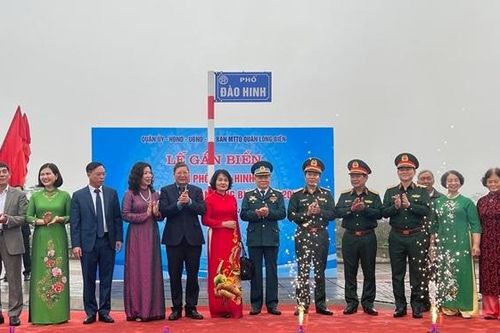 Gắn biển tuyến phố Đào Hinh – tên của cán bộ Tổng Liên đoàn lao động Việt Nam