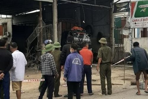 Sáu người thương vong sau vụ nổ lớn tại gara ô tô