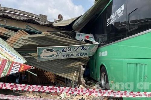 Thăm hỏi, hỗ trợ nạn nhân của vụ tai nạn làm 10 người thương vong