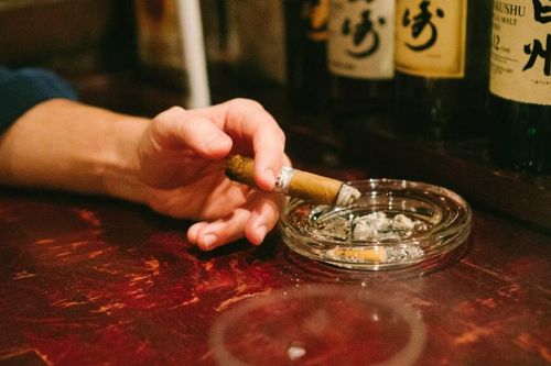 Bị công ty phạt 250 triệu đồng vì hút thuốc quá nhiều