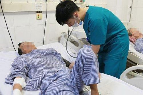 Cụ ông 74 tuổi suýt mất bàn tay sau khi ngủ dậy