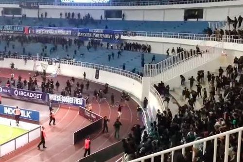 Bóng đá Indonesia lại xảy ra bạo loạn