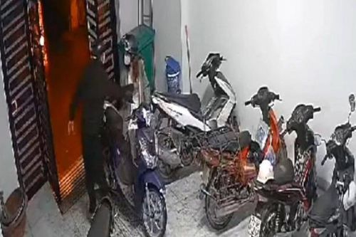 Clip ghi lại cảnh kẻ biến thái sàm sỡ cô gái tại Thanh Xuân