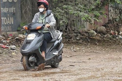 Đoạn đường trăm 'ổ gà', thách thức tay lái người dân Thủ đô