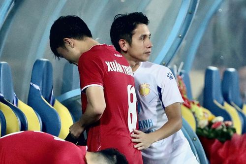 Hồng Duy an ủi Xuân Trường