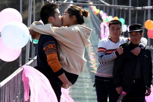 Trường cho sinh viên nghỉ học để 'tìm người yêu'