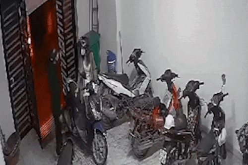 Camera ghi cảnh cô gái nghi bị sàm sỡ ở Hà Nội
