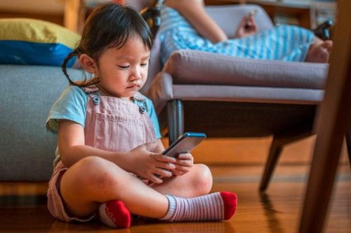 Tác hại khôn lường khi trẻ ngồi sai tư thế