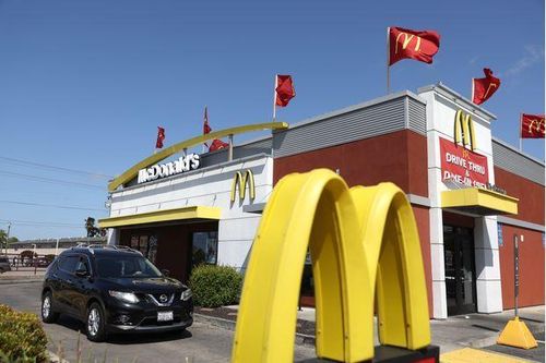 McDonald's tạm đóng cửa văn phòng tại Mỹ để sa thải nhân viên