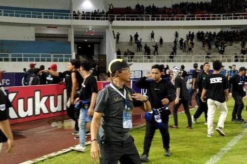 Bóng đá Indonesia lại xảy ra bạo loạn