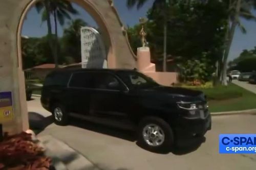 Khoảnh khắc đoàn xe chở ông Trump rời Mar-a-Lago ra sân bay