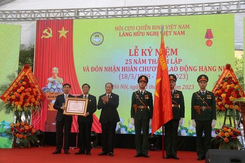Làng Hữu nghị Việt Nam đón nhận Huân chương Lao động hạng Nhì