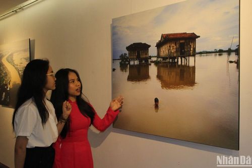 Khai mạc triển lãm ảnh nghệ thuật Mê Kông - Chuyện đôi bờ