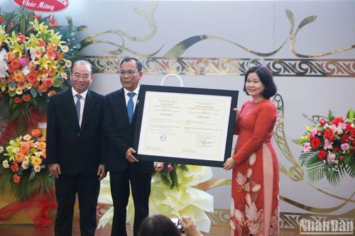 Đại học Thủ Dầu Một đón nhận Chứng nhận kiểm định chất lượng giáo dục cấp cơ sở giáo dục-chu kỳ 2