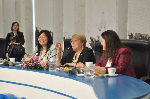 Cựu Tổng thống Chile gặp gỡ các cán bộ ngoại giao nữ và sinh viên Việt Nam