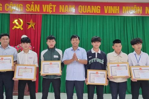 Khen thưởng nhóm học sinh và người dân dũng cảm cứu người đuối nước