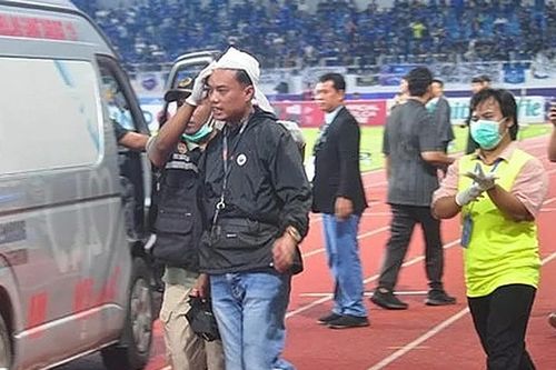 Vừa bị tước quyền đăng cai U20 World Cup, bóng đá Indonesia lại bạo loạn