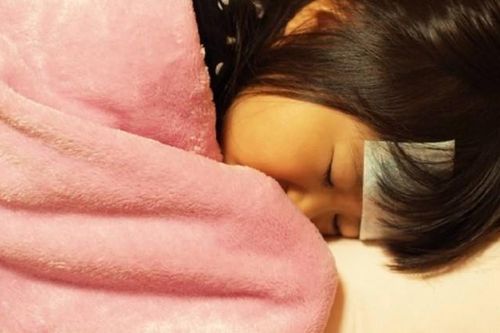 Con gái sốt cao, cha mẹ làm điều ai cũng sốc