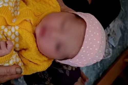 Hải Dương: Đi đường, cô gái nhặt được bé 3 ngày tuổi bị bỏ rơi