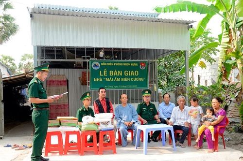 Tặng nhà 'Mái ấm biên cương' cho gia đình khó khăn ở An Giang