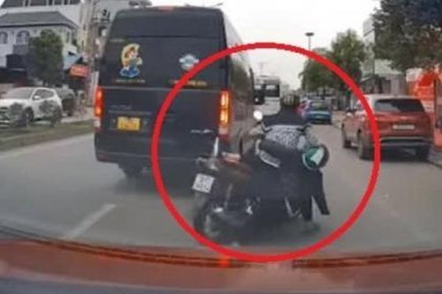 Xe máy tông liên tiếp 2 ô tô, tài xế phản ứng cực nhanh tránh họa lớn