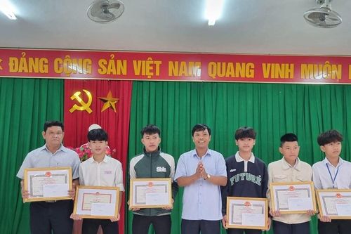 Khen thưởng 6 người dũng cảm cứu nạn nhân đuối nước trên biển