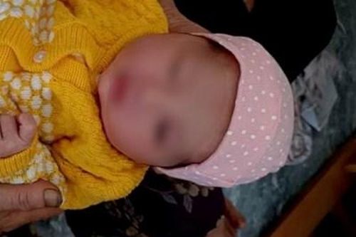 Người phụ nữ 'nhặt' được bé gái khoảng 3 ngày tuổi bị bỏ rơi trên đường