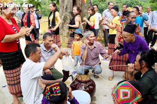 Trải nghiệm vẻ đẹp bản Thái bên dòng sông Con
