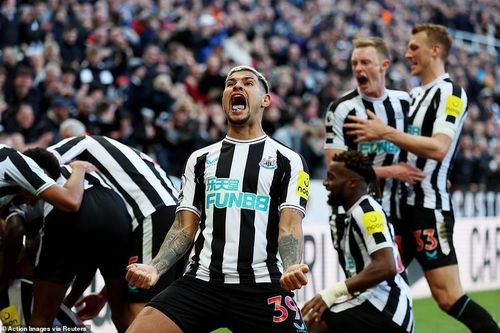 Đánh bại Manchester United, Newcastle chiếm top 3 Premier League