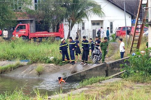 Tìm thấy thiếu niên mất tích dưới kênh nước ở Bình Dương