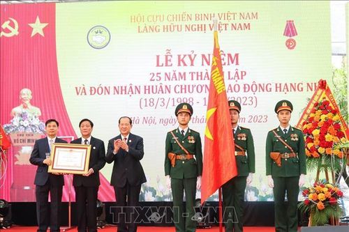 Làng Hữu nghị Việt Nam đón nhận Huân chương Lao động hạng Nhì