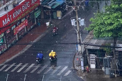 TP Hồ Chí Minh: Cơn 'mưa vàng' giải nhiệt sau những ngày nắng rát mặt
