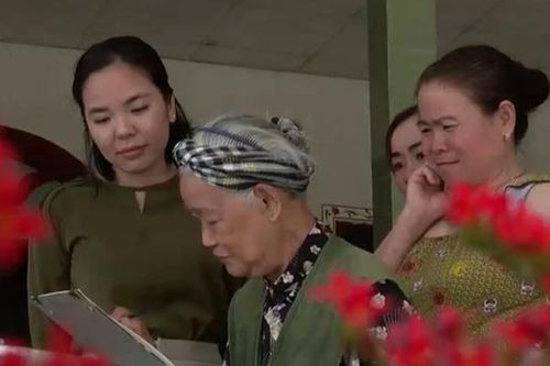 Nữ họa sĩ rong ruổi 63 tỉnh, thành khắc họa Mẹ Việt Nam anh hùng