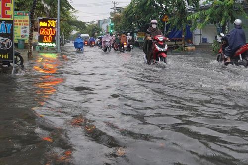 TP Hồ Chí Minh: Nhiều tuyến đường chìm trong biển nước trong cơn mưa lớn đầu mùa