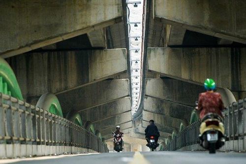 Hà Nội: Cầu vòm thép 65 tỷ đồng vắng xe qua lại, thành nơi đỗ ô tô