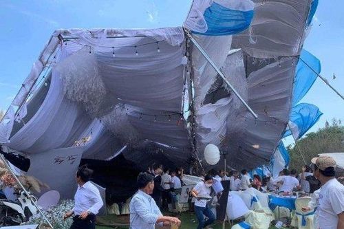 Lốc xoáy thổi tung rạp đám cưới, khách hoảng sợ chạy tán loạn: Chính quyền nói gì?