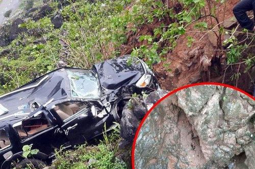 Bị ô tô lùi trúng khi đang chụp ảnh, người đàn ông rơi vào hang đá mất tích