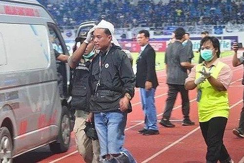 Bóng đá Indonesia lại xảy ra bạo loạn: CĐV ném đá, đuổi đánh nhau trên khán đài