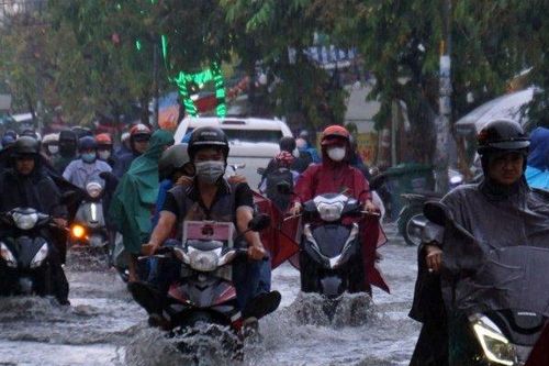 Mưa trắng trời, đường phố ngập lênh láng, người dân TP.HCM rẽ sóng nước về nhà