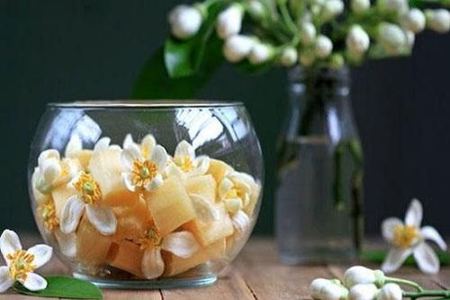 Hoa bưởi chẳng những giúp mẹ làm đẹp, chưng với gừng sẽ thành bài thuốc trị ho cho con hiệu quả