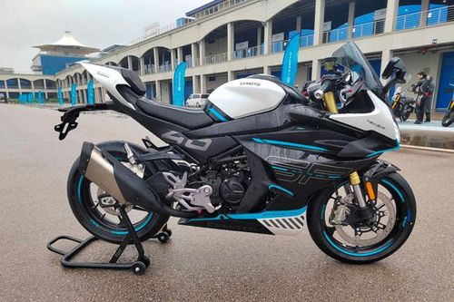 Môtô 450 phân khối, phanh ABS 2 kênh, giá 154 triệu đồng