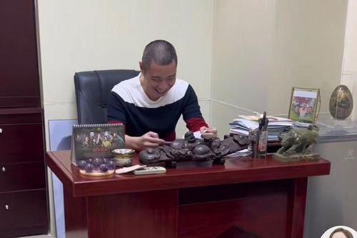 NSND Công Lý trở lại cơ quan làm việc, được bà xã chăm chỉ đưa đón mỗi ngày